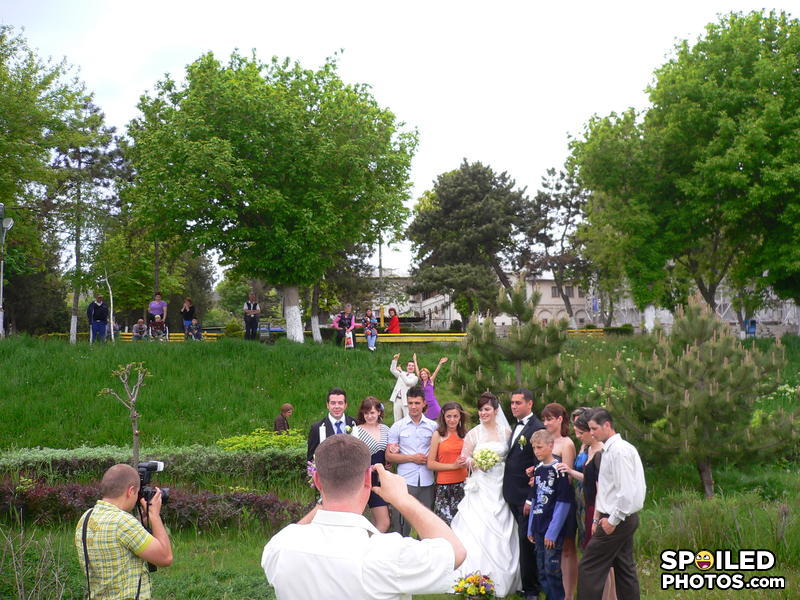 Wedding_photobombers_1