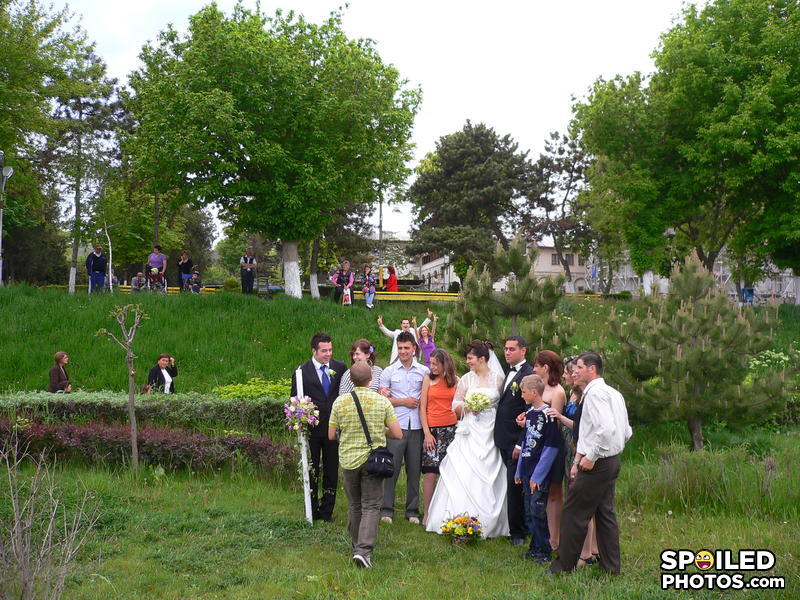 Wedding_photobombers_2